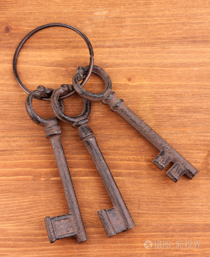 一串木制背景上的古董钥匙