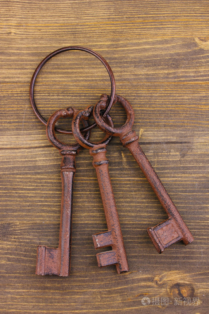 一串木制背景上的古董钥匙
