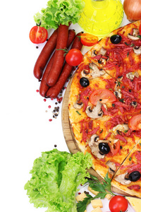 美味的比萨 蔬菜和萨拉米白色上孤立