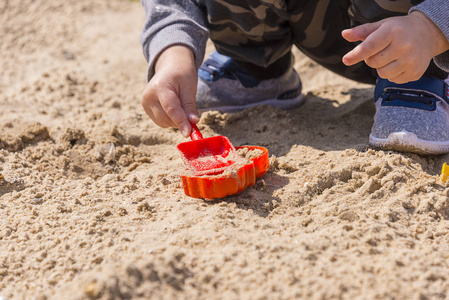 少年在沙子里图片