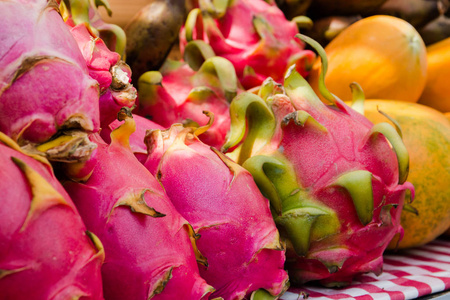 龙果是在热带和亚热带地区生长的仙人掌植物的果实, 包括亚洲和拉丁