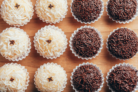 巴西手工糖果 Beijinho 和 Brigadeiro。在儿童生日聚会上很常见。宏, 关闭