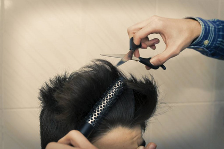 剪头发的手图片