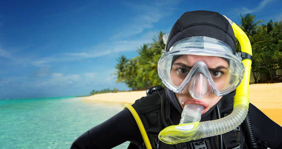 女潜水员潜水衣, 潜水装备, 背景海洋照片