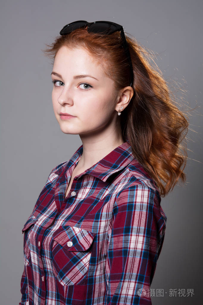 她头上戴着墨镜的女孩的肖像