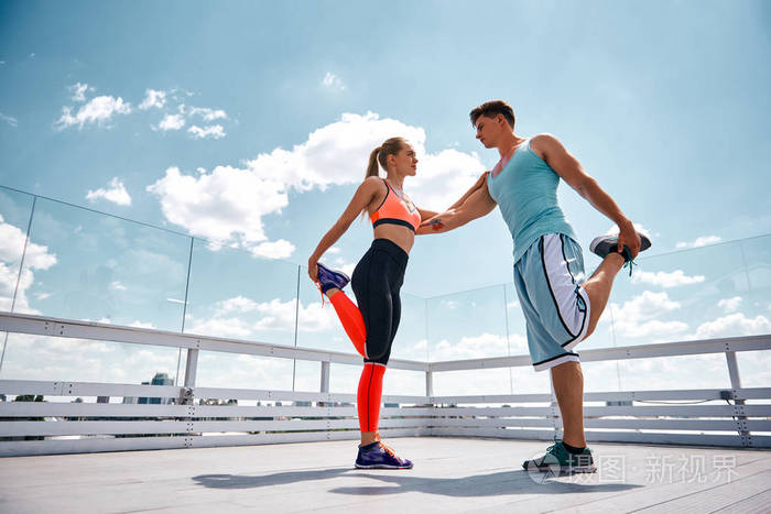 男人和女人在户外运动时互相扶持