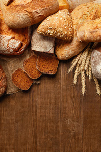 面包 店。面包上的木材背景。在木桌上的各种烘焙食品特写。高分辨率