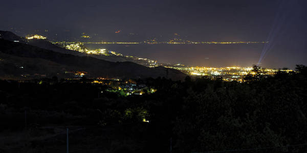 图片风景的西西里岛海岸与 Castelmola, 陶尔米纳和科拉的纳克索斯岛镇的背景视图。西西里岛, 意大利