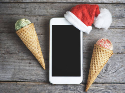 智能手机和圣诞帽用华夫饼冰淇淋