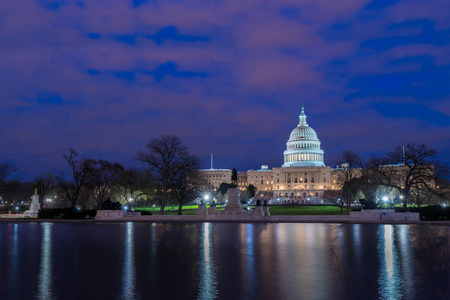 美国国会大厦与反射在晚上, 华盛顿特区, 美国