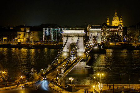 匈牙利首都布达佩斯横跨多瑙河的夜链桥