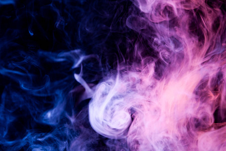 黑色隔离背景下的蓝紫云烟雾图片
