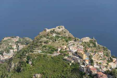 古剧场 左, 城堡萨拉瑟诺 中 和教堂 Madonne 德拉罗卡 右, 陶尔米纳, 西西里岛, 意大利, 欧洲