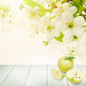 成熟的苹果水果, 绿叶, 春天的花朵