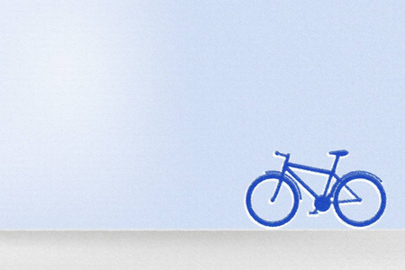 画蜡笔一辆自行车以蓝天背景