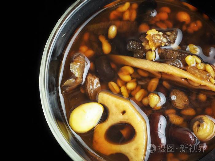豆甜点在黑背景中国食物