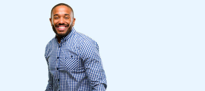 疯狂胡子非洲裔美国人与胡子自信和快乐的一个大的疯狂的笑容笑孤立在