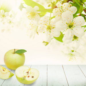 苹果果, 绿叶, 春天的花朵和白色的空木