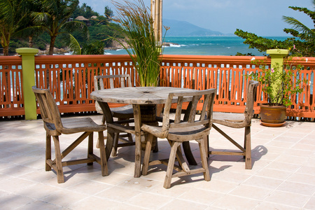 桌子和椅子与美丽的海景