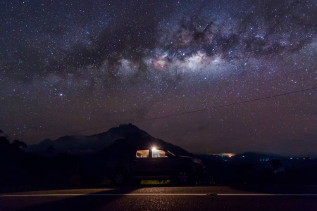 神奇美丽的夜空银河银河, 美丽的银河在婆罗洲, 长曝光照片, 与谷物。图像包含一定的纹理或噪声和软焦点
