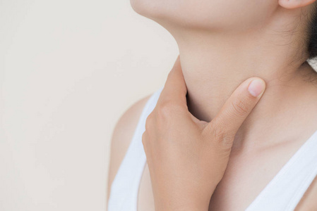 喉咙.特写美丽的年轻女子手摸她生病的脖子.医疗保健理念照片