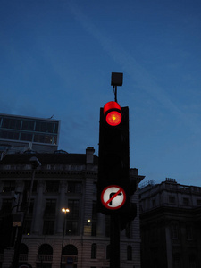 交通信号灯红灯意思停止。日落前的黄昏蓝色时刻查看