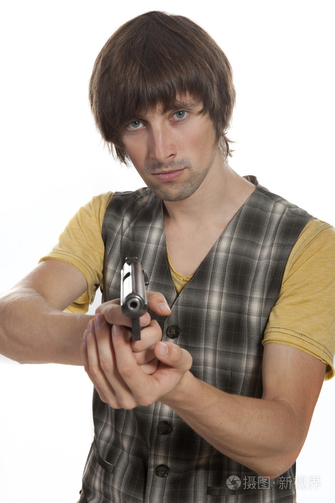 一个年轻人拿着他的手中枪