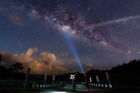 神奇美丽的夜空银河银河, 美丽的银河在婆罗洲, 长曝光照片, 与谷物。图像包含一定的纹理或噪声和软焦点