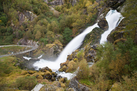 在 Briksdalsbreen 冰川, Jostedalsbreen 国家公园, Sogn Fjordane, 挪威的途中梯级