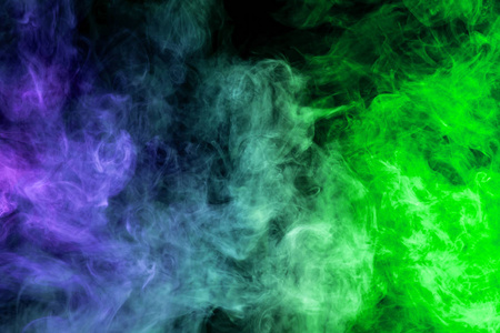 在黑色隔离背景上的蓝色和绿色颜色稠密的五彩烟雾。烟雾 vap 背景