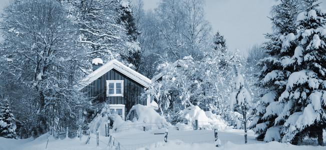 红色别墅和多雪的冬天