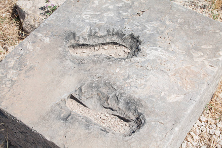 罗兹岛上的林多斯上的石灰石痕迹和字体的旧块