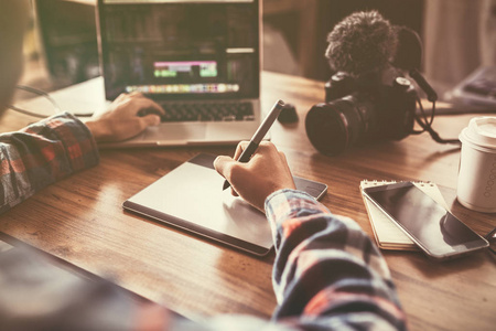 youtuber 在笔记本电脑上编辑视频, 供全世界通过在线自由职业者工作