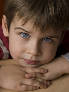 蓝眼睛的可爱男孩图片