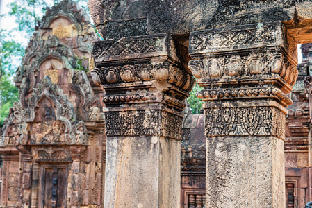 班迭则王宫是第十世纪柬埔寨寺庙献身于印度教神湿婆。位于寺庙的主要群25km。它主要建有红砂岩, 并有精心装饰的壁画雕刻