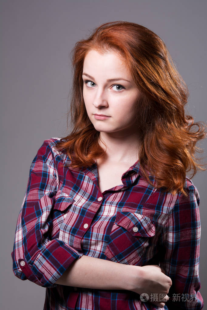 一个穿着格子衬衫的严肃年轻女人的肖像