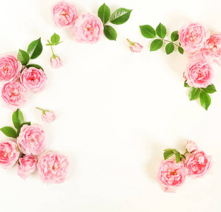 花框花环的淡粉红色玫瑰花蕾和叶子在白色的背景。平躺, 顶部视图样机