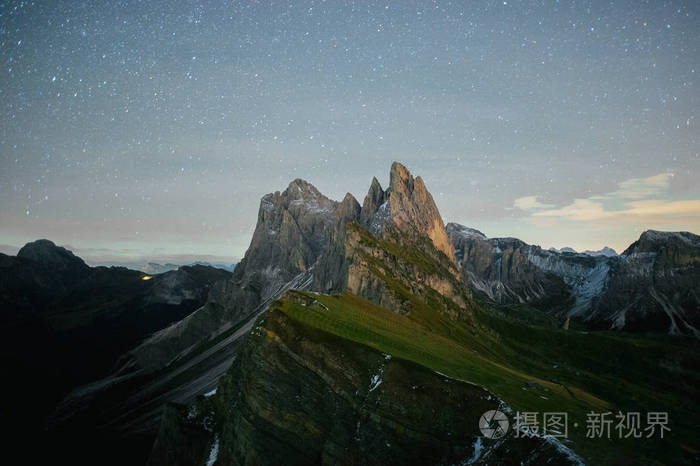 梦幻般的星空。春天的风景和山峰