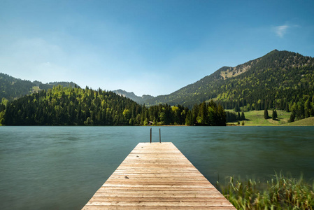 长时间暴露在 Spitzingsee 与山的看法