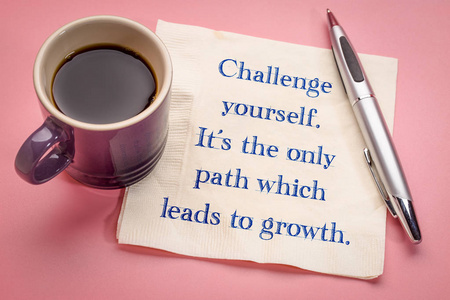 挑战自己, 这是唯一的道路, 导致增长鼓舞人心的笔迹在餐巾上一杯咖啡