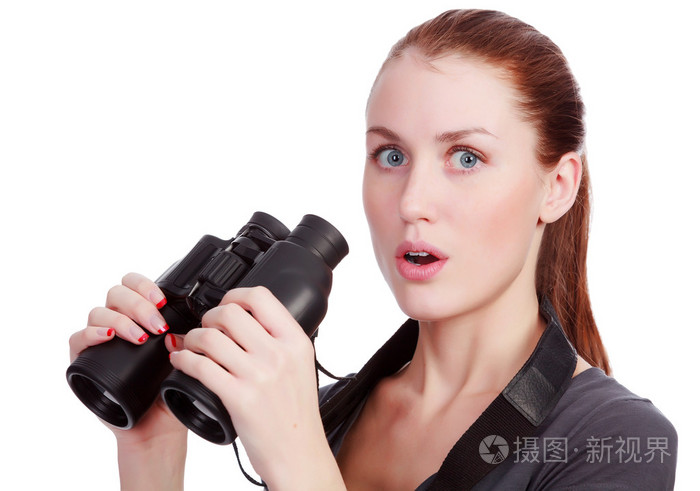 漂亮的女人举行双筒望远镜