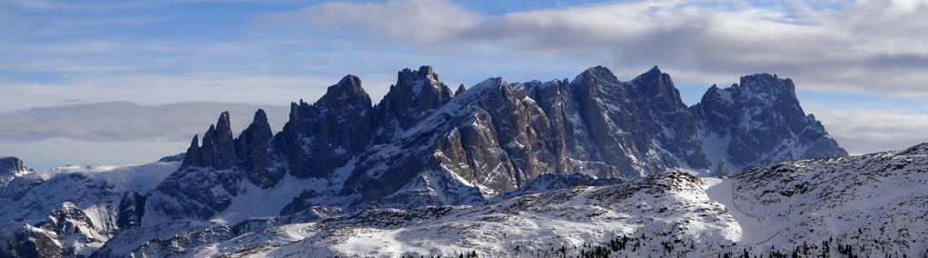 山在冬季的全景