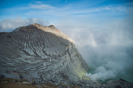 印度尼西亚爪哇岛 Khawa Ijen 口的湖泊和硫磺矿