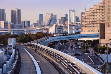 日本东京东京台场岛日落天际线。用单轨轨道查看。背景下的港区病房