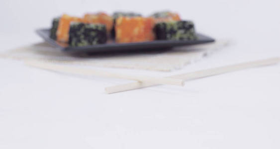黑盘子里的不同类型的希氏寿司