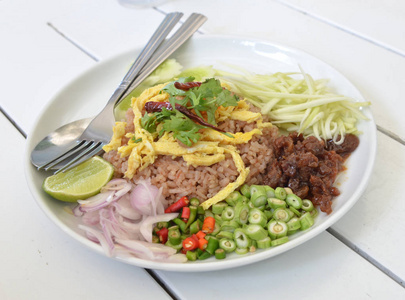 泰国菜套餐炒饭配烧烤猪肉和沙拉