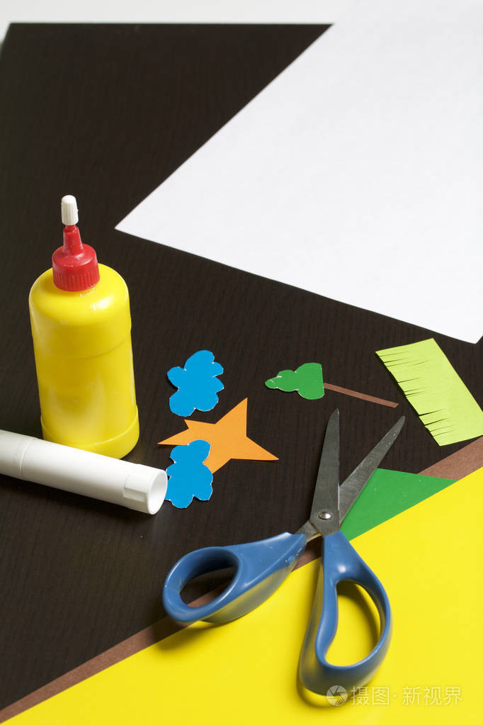 贴花的教训必要的物品胶水彩色纸和剪刀躺在桌子的暗面上剪切多个元素
