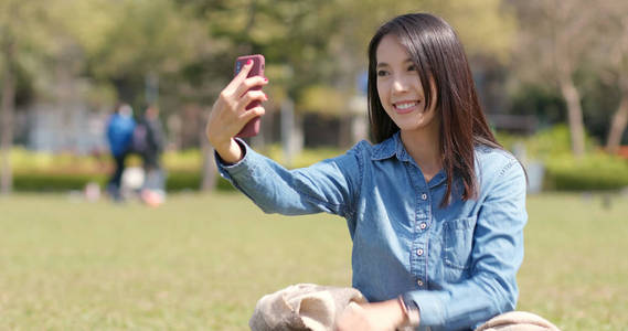 城市公园手机自拍妇女