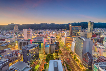 神户, 日本地平线上的花路和三宫区向芒六甲在黄昏