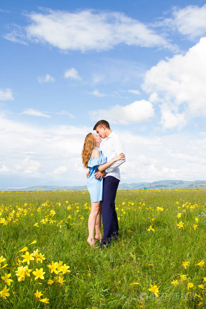 年轻人在野花中接吻